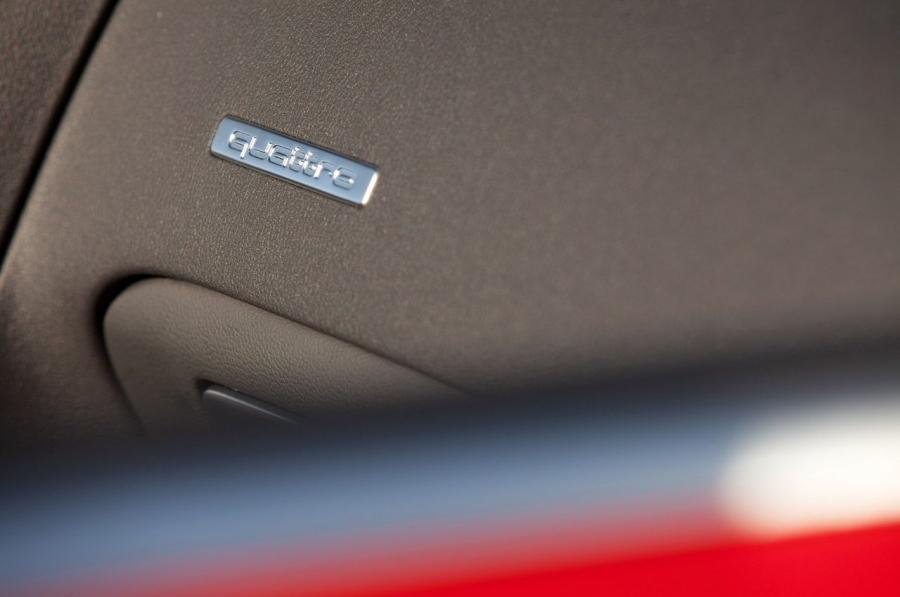 Детали интерьера Audi RS5 Cabriolet 2012 года  (WW) (фото 47 из 98)